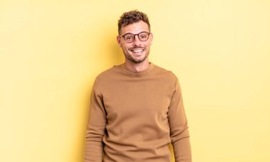 Genç, yakışıklı İspanyol adam mutlu ve hoş bir şekilde şaşırmış görünüyor. Büyülenmiş ve şok olmuş bir ifadeyle heyecanlanıyor.