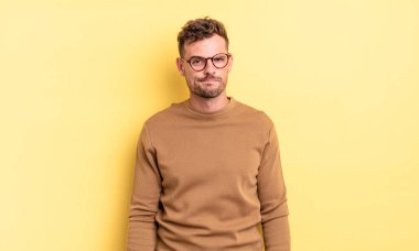 Genç, yakışıklı İspanyol bir adam kafası karışık ve kuşkulu, merak ediyor ya da karar vermeye çalışıyor.