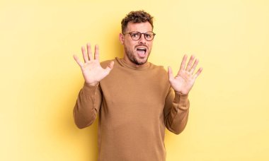 Genç, yakışıklı İspanyol bir adam sersemlemiş ve korkmuş hissediyor. Korkutucu bir şeyden korkuyor. Elleri açık ve uzak durun diyor.