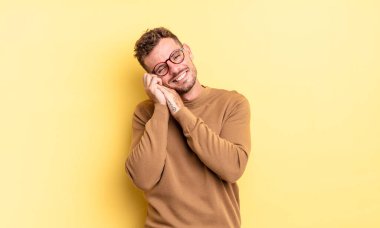 Genç, yakışıklı, İspanyol bir adam aşık ve sevimli görünüyor. Sevimli ve mutlu. Romantik bir şekilde gülümsüyor.