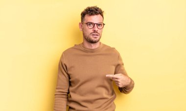 Genç, yakışıklı İspanyol adam şaşkın, şaşkın ve güvensiz hissediyor. Kendini gösterip kim olduğunu soruyor, ben mi??