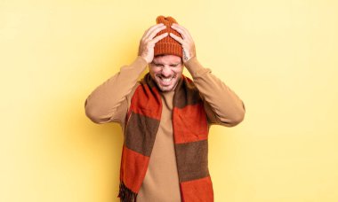 Genç, yakışıklı, İspanyol bir adam stresli ve hayal kırıklığına uğramış hissediyor. Yumruk yumruğa, yorgun, mutsuz ve migren ağrısı çekiyor.