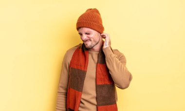 Genç, yakışıklı İspanyol bir adam stresli, hayal kırıklığına uğramış ve yorgun, endişeli ve sorunlu bir bakışla boynunu ovalıyor.