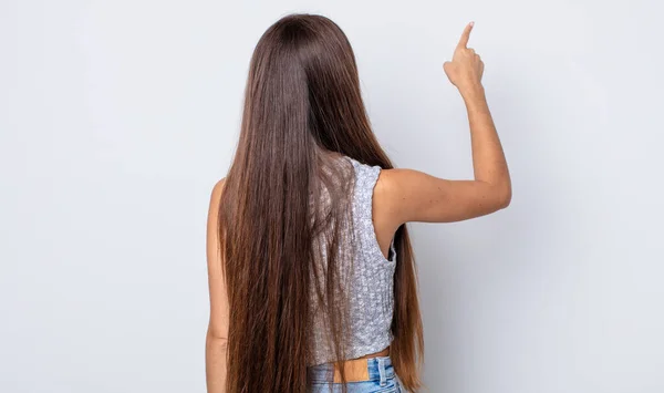 Hispanic Mooie Vrouw Staan Wijzen Naar Bezwaar Kopieerruimte Achteraanzicht — Stockfoto