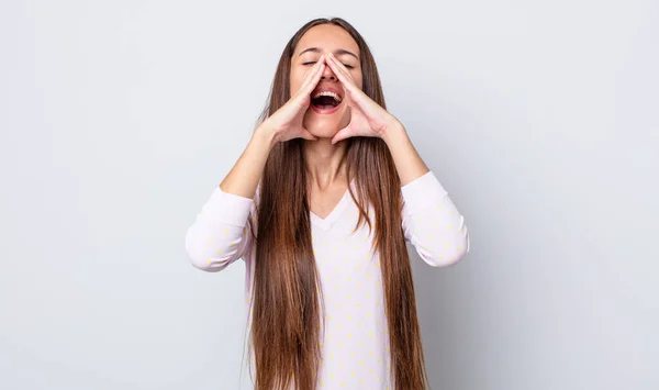 Mujer Bonita Hispana Sintiéndose Feliz Emocionada Positiva Dando Gran Grito —  Fotos de Stock