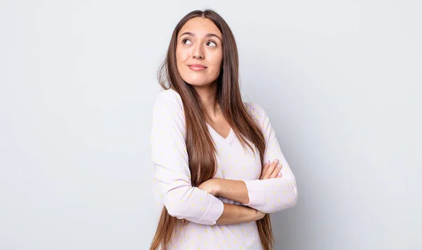 Hispânico Bonita Mulher Encolhendo Ombros Sentindo Confuso Incerto Duvidando Com — Fotografia de Stock