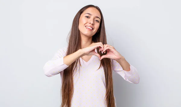 Mujer Bonita Hispana Sonriendo Sintiéndose Feliz Linda Romántica Enamorada Haciendo —  Fotos de Stock