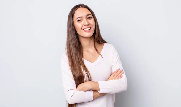 Mujer Bonita Hispana Riendo Felizmente Con Los Brazos Cruzados Con — Foto de Stock