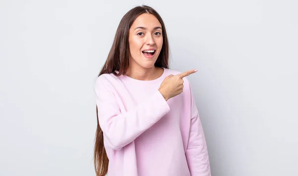 Mujer Bonita Hispana Mirando Emocionada Sorprendida Señalando Hacia Lado Hacia —  Fotos de Stock