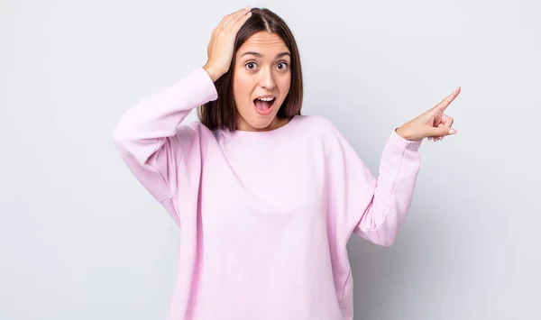 Ispanica Bella Donna Ridendo Guardando Felice Positivo Sorpreso Realizzando Una — Foto Stock