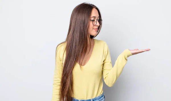 Mujer Bonita Hispana Sintiéndose Feliz Sonriendo Casualmente Mirando Objeto Concepto —  Fotos de Stock