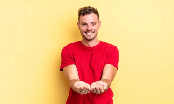 Jovem Homem Hispânico Bonito Sorrindo Feliz Com Amigável Confiante Olhar — Fotografia de Stock