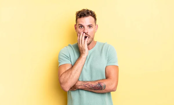 Jovem Homem Hispânico Bonito Boca Aberta Choque Descrença Com Mão — Fotografia de Stock