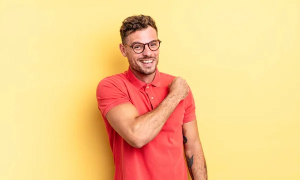 Jovem Homem Hispânico Bonito Sentindo Feliz Positivo Bem Sucedido Motivado — Fotografia de Stock