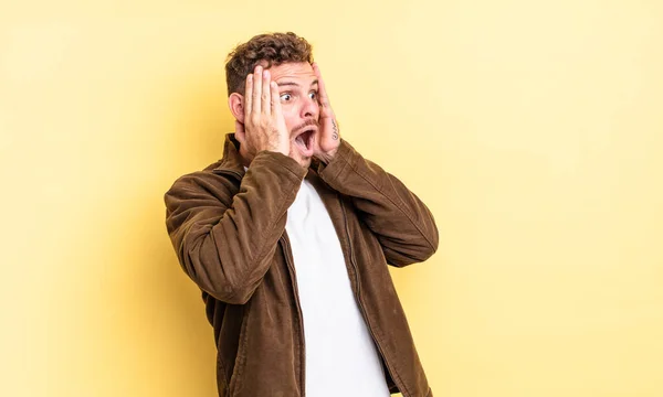 Jovem Homem Hispânico Bonito Sentindo Feliz Animado Surpreso Olhando Para — Fotografia de Stock