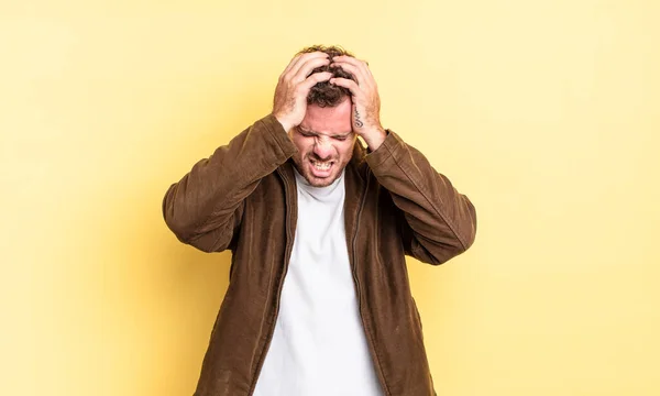 Junger Schöner Hispanischer Mann Fühlt Sich Gestresst Und Frustriert Hebt — Stockfoto