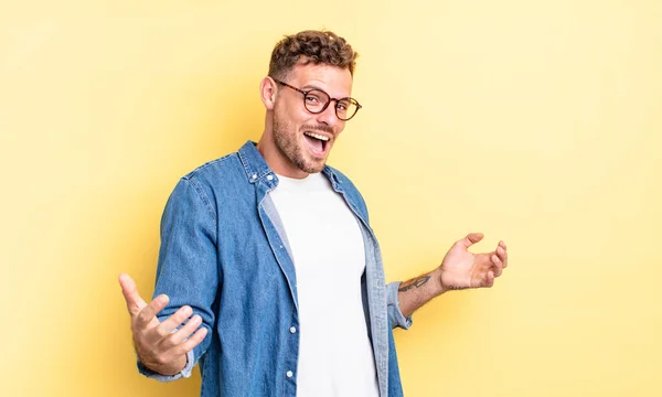 Junger Schöner Hispanischer Mann Der Glücklich Arrogant Stolz Und Selbstzufrieden — Stockfoto