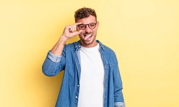 Junger Gutaussehender Hispanischer Mann Lächelt Glücklich Mit Lustigem Gesicht Scherzt — Stockfoto