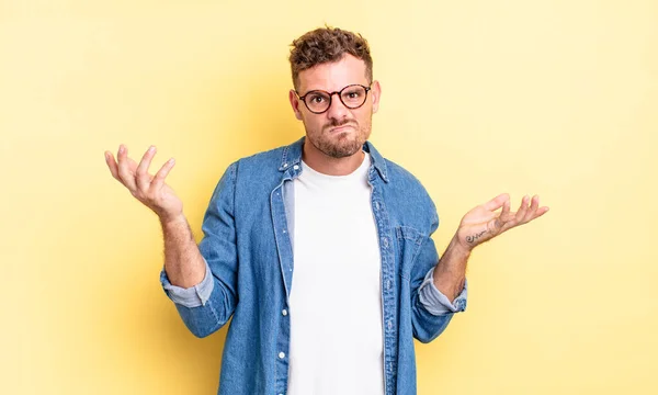 Jovem Homem Hispânico Bonito Olhando Confuso Confuso Estressado Perguntando Entre — Fotografia de Stock