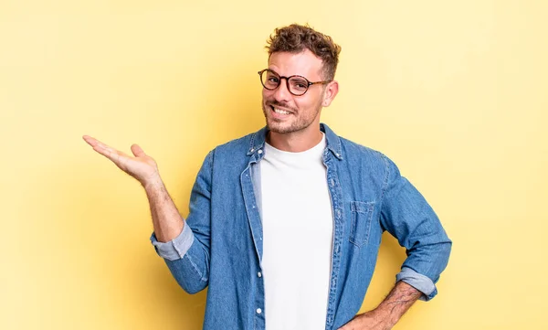 Jovem Homem Hispânico Bonito Sorrindo Sentindo Confiante Bem Sucedido Feliz — Fotografia de Stock