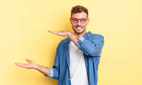 Junger Gutaussehender Hispanischer Mann Lächelt Fühlt Sich Glücklich Positiv Und — Stockfoto