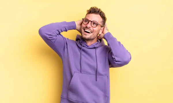 Junger Gutaussehender Hispanischer Mann Lächelt Und Fühlt Sich Entspannt Zufrieden — Stockfoto