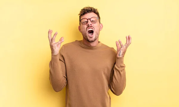 Genç Yakışıklı Spanyol Adam Öfkeyle Bağırıyor Stresli Elleri Havada Neden — Stok fotoğraf