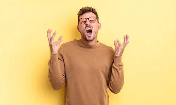 Giovane Uomo Ispanico Bello Furiosamente Urlando Sentendosi Stressato Infastidito Con — Foto Stock