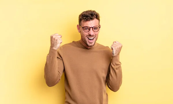 Joven Hombre Hispano Guapo Sintiéndose Feliz Sorprendido Orgulloso Gritando Celebrando —  Fotos de Stock