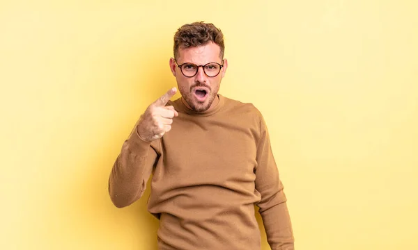 Jovem Homem Hispânico Bonito Apontando Para Câmera Com Uma Expressão — Fotografia de Stock