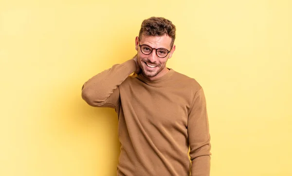 Junger Gutaussehender Hispanischer Mann Lacht Fröhlich Und Selbstbewusst Mit Einem — Stockfoto