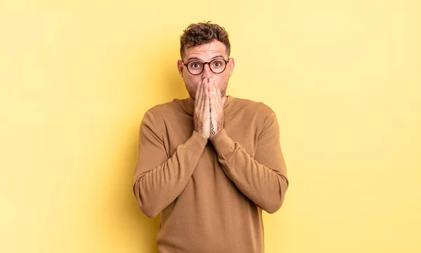 Junger Gutaussehender Hispanischer Mann Der Sich Besorgt Aufgebracht Und Verängstigt — Stockfoto