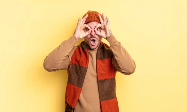 Jovem Homem Hispânico Bonito Sentindo Chocado Surpreso Surpreso Segurando Óculos — Fotografia de Stock