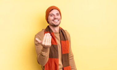 Genç, yakışıklı İspanyol adam kendini mutlu, başarılı ve kendinden emin hissediyor. Meydan okumayla yüzleşip 