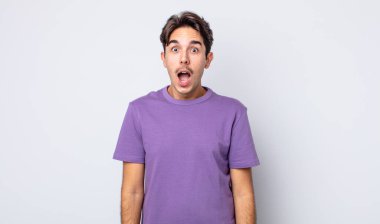 Genç, yakışıklı İspanyol adam şok olmuş ya da şaşırmış görünüyor, ağzı açık bir şekilde 