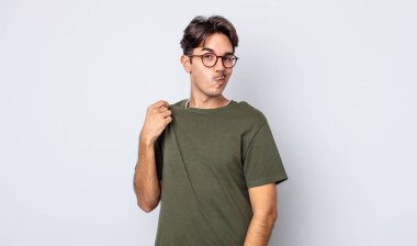 Genç, yakışıklı, İspanyol görünümlü, kibirli, başarılı, pozitif ve gururlu bir adam.