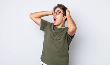 Genç, yakışıklı, ağzı açık bir İspanyol adam korkunç bir hata yüzünden dehşete düşmüş ve şok olmuş görünüyor.