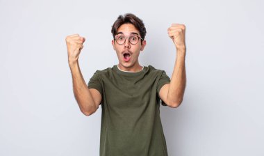 Genç, yakışıklı İspanyol adam inanılmaz bir başarıyı kutluyor. Kazanan gibi, heyecanlı ve mutlu görünüyor. Al bunu.!