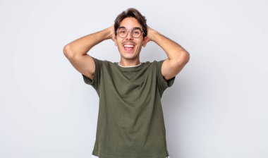 Genç yakışıklı İspanyol adam mutlu, kaygısız, arkadaş canlısı ve rahat görünüyor hayattan ve başarıdan keyif alıyor, pozitif bir tavırla.