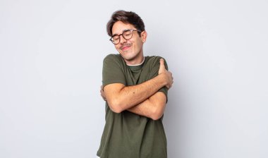 Genç, yakışıklı İspanyol bir adam aşık oluyor, gülümsüyor, sarılıyor ve kendine sarılıyor, bekar kalıyor, bencil ve bencil oluyor.