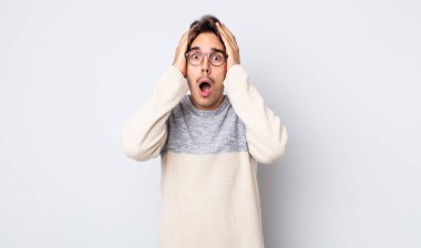 Genç, yakışıklı İspanyol bir adam dehşete kapılmış ve şok olmuş hissediyor. Bir hata yüzünden el ele tutuşup panikliyor.