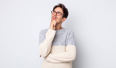 Genç, yakışıklı İspanyol bir adam düşünceli, meraklı ya da hayalperest, hayal kuran, hayal kuran ve mekanı kopyalamak isteyen.