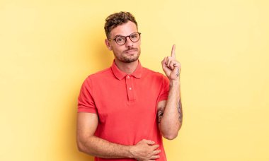 Genç, yakışıklı, İspanyol bir adam harika bir fikri fark ettikten sonra parmağını havaya kaldırıp 