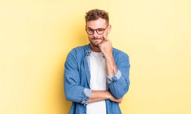 Genç, yakışıklı İspanyol adam sana göz kulak oluyor, güvenmiyor, izliyor, tetikte ve tetikte.