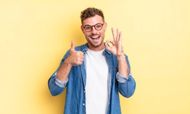 Genç, yakışıklı İspanyol adam kendini mutlu, şaşkın, tatmin olmuş ve şaşırmış hissediyor.