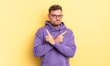 Genç, yakışıklı, kafası karışmış, güvensiz ve zıt yönlere şüpheyle bakan İspanyol bir adam.