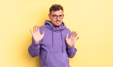 Genç, yakışıklı İspanyol adam gülüyor ve alnına şaplak atıyor. Unuttum ya da aptalca bir hataydı.  