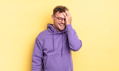 Genç, yakışıklı İspanyol adam gülüyor ve alnına şaplak atıyor. Unuttum ya da aptalca bir hataydı. 