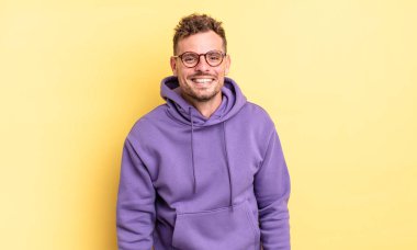 Genç, yakışıklı, dost canlısı, kaygısız gülüşü olan, pozitif, rahat ve mutlu, ürpertici görünen İspanyol bir adam.