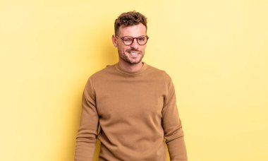 Genç, yakışıklı İspanyol adam mutlu ve arkadaş canlısı görünüyor, gülümsüyor ve sana olumlu bir tavırla göz kırpıyor.